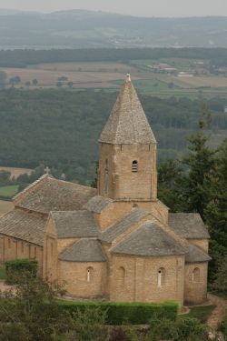franse kerk in bourgondisch landschap