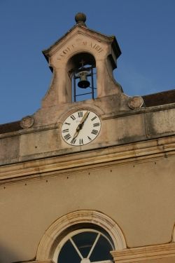 klok op frans gemeentehuis